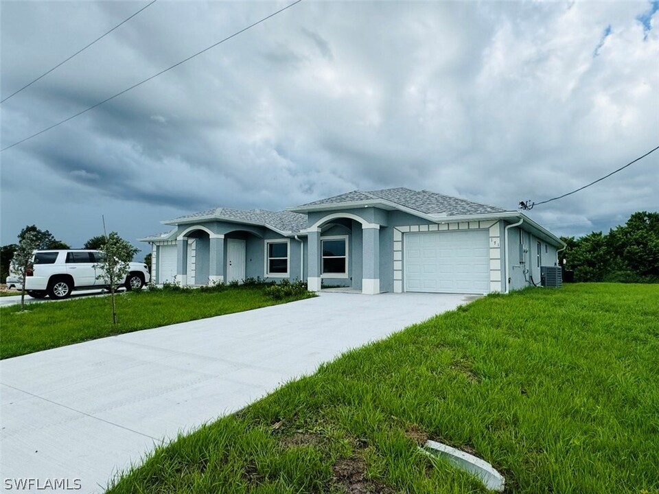 169-171 Pennfield St in Lehigh Acres, FL - Foto de edificio