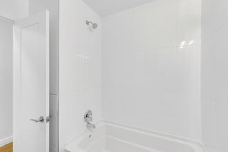 5841 Sherbrooke Rue O in Montréal, QC - Building Photo - Building Photo