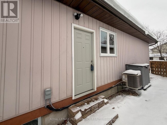 336 Tulip Crescent in Ottawa, ON - Building Photo - Building Photo