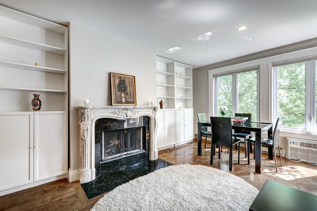2110 Clark Rue in Montréal, QC - Building Photo
