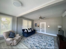 903 N Jefferson St, Unit Apt 1 in Beeville, TX - Building Photo