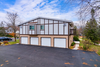 Canterbury Court Apartments in Cedarburg, WI - Building Photo - Building Photo