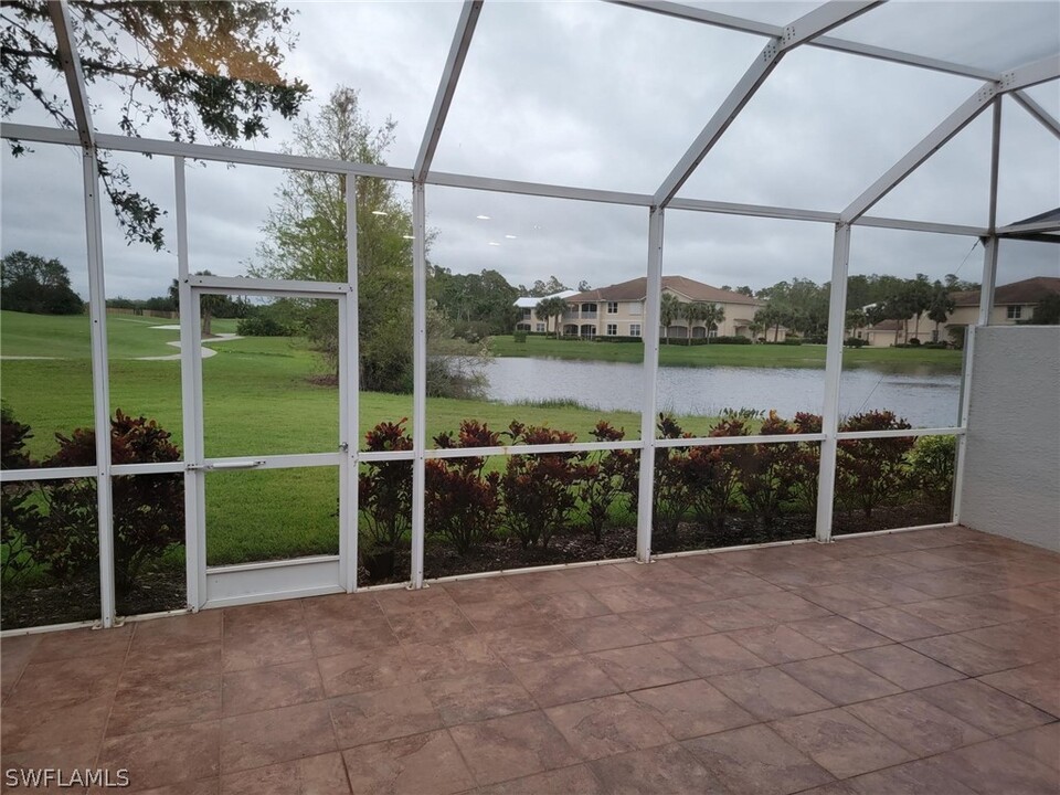 10542 Diamante Way in Ft. Myers, FL - Foto de edificio