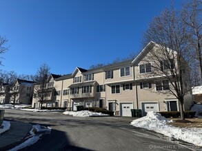 53 Donahue Ln in Manchester, CT - Foto de edificio - Building Photo