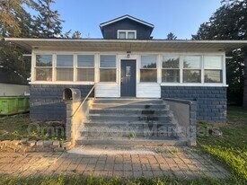 8421 E 10 Mile Rd in Center Line, MI - Building Photo