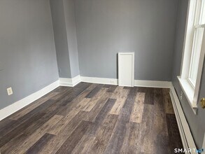 112 Rockwell St in Winchester, CT - Foto de edificio - Building Photo