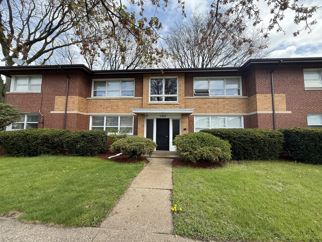 property at 1525 S Mannheim Rd
