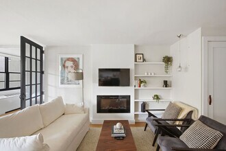 315 W 57th St in New York, NY - Building Photo - Building Photo