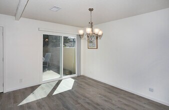7912 Rainbow Cir in Huntington Beach, CA - Building Photo - Building Photo