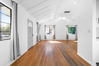 8643 Clifton Way in Beverly Hills, CA - Foto de edificio - Building Photo