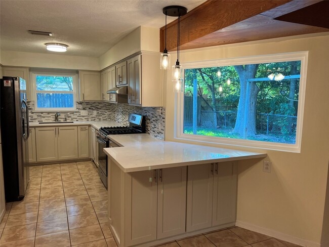 8110 Bob White Dr in Houston, TX - Building Photo - Building Photo