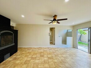 2725 W 81st St in Inglewood, CA - Foto de edificio - Building Photo