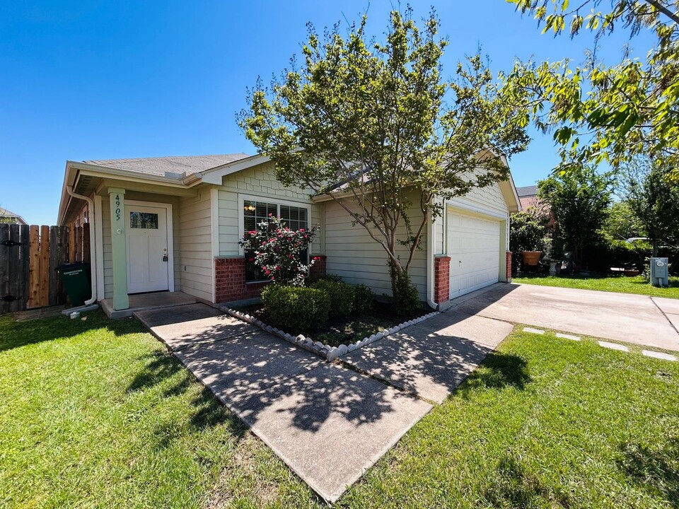 4905 Irvine Ln in Del Valle, TX - Foto de edificio