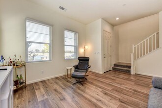 3724 Hovnanian Dr in Sacramento, CA - Building Photo - Building Photo