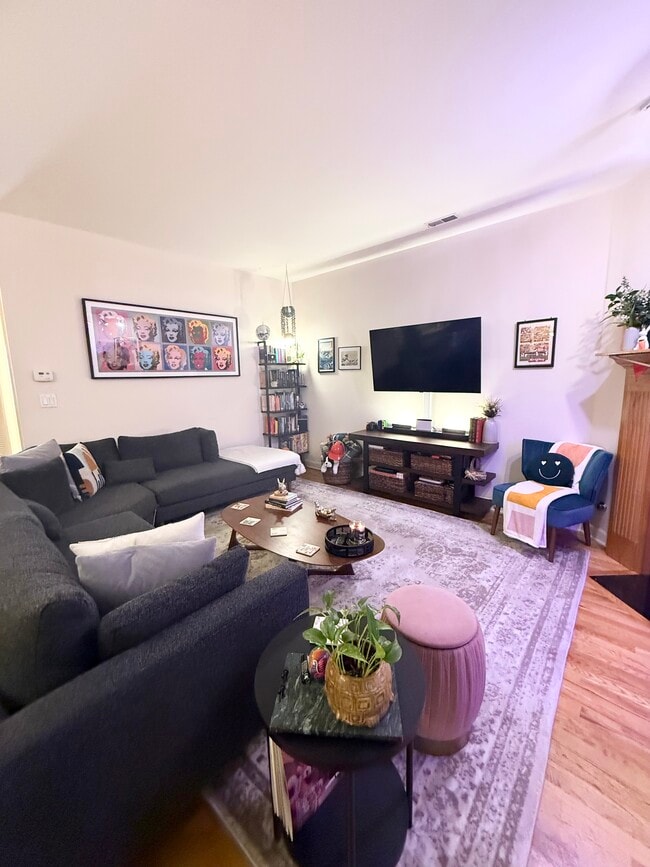 3349 N Clark St, Unit 1 in Chicago, IL - Foto de edificio - Building Photo