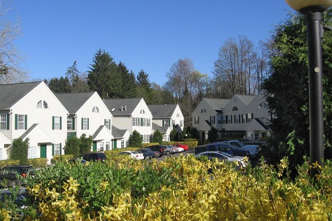 Eastgate Apartments in Ithaca, NY - Foto de edificio - Building Photo