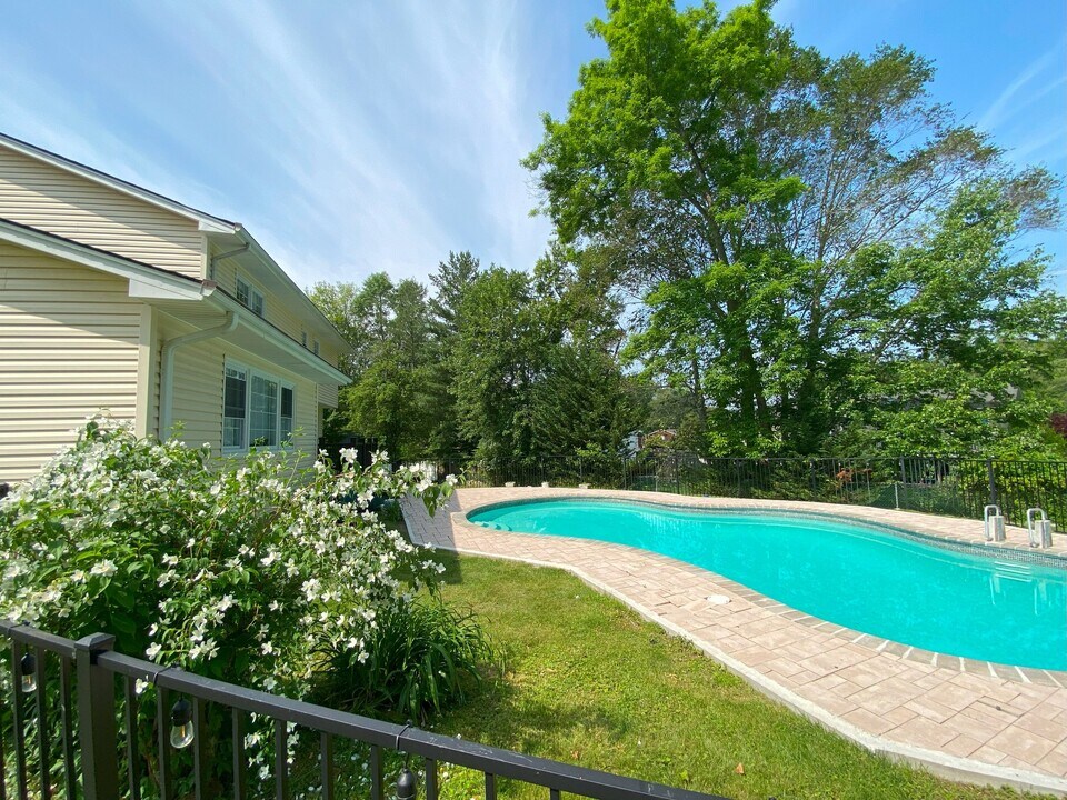 212 Fort Lee Pl in Orangeburg, NY - Foto de edificio