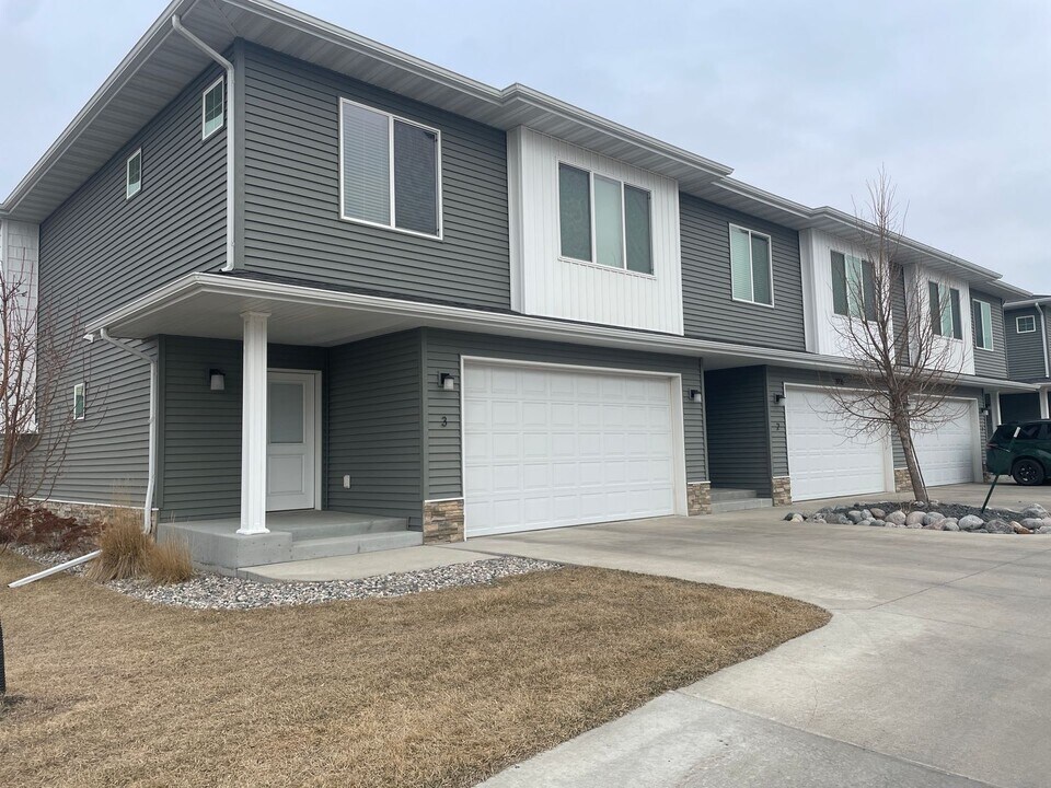 3315 Pr Hts Wy in West Fargo, ND - Foto de edificio