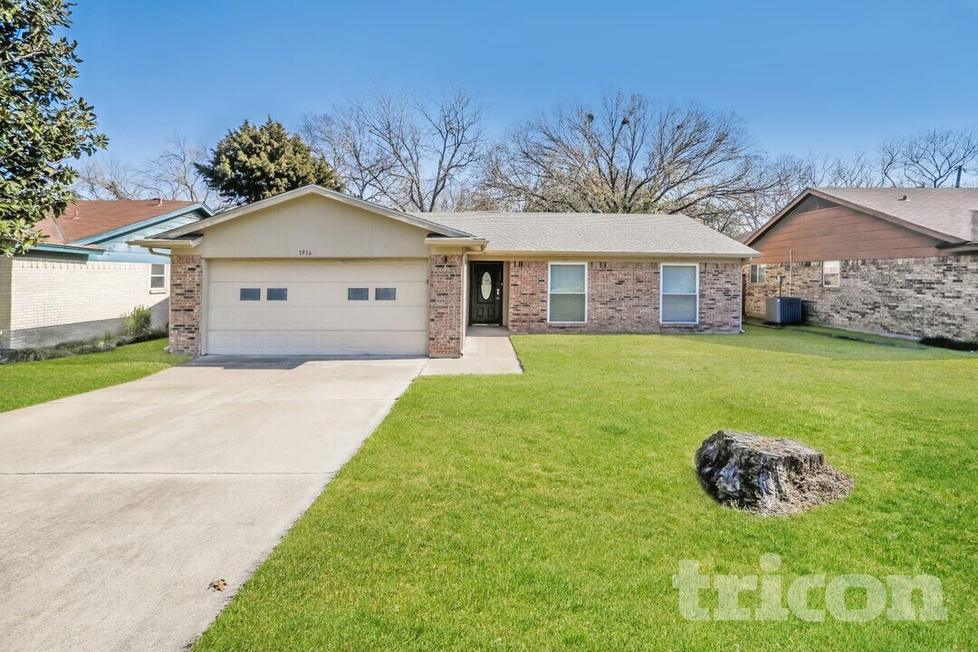 1916 Tracey Cir in Irving, TX - Foto de edificio