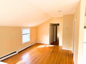 104 Calvary St, Unit 104R in Waltham, MA - Foto de edificio - Building Photo