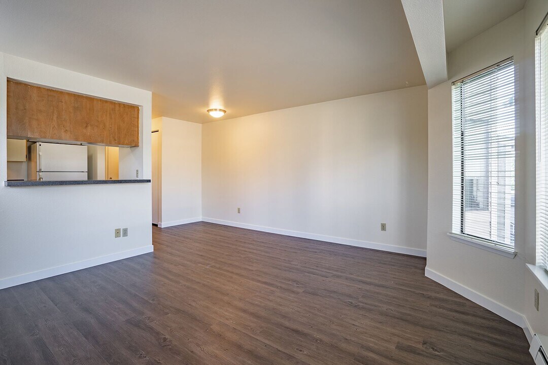 6748 Mary Ave NW in Seattle, WA - Building Photo