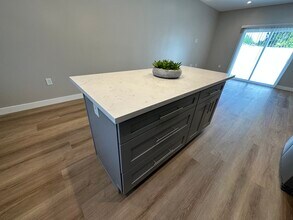 8436 Oakdale Ave in Winnetka, CA - Foto de edificio - Building Photo