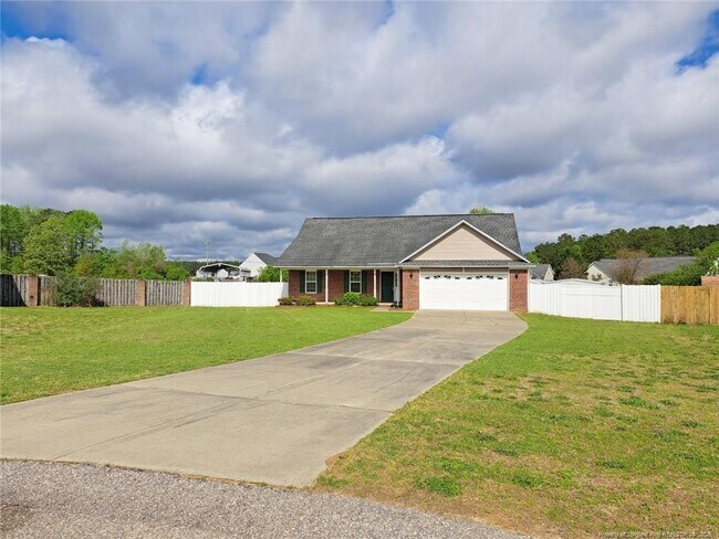206 Sandspur Ct in Raeford, NC - Building Photo - Building Photo