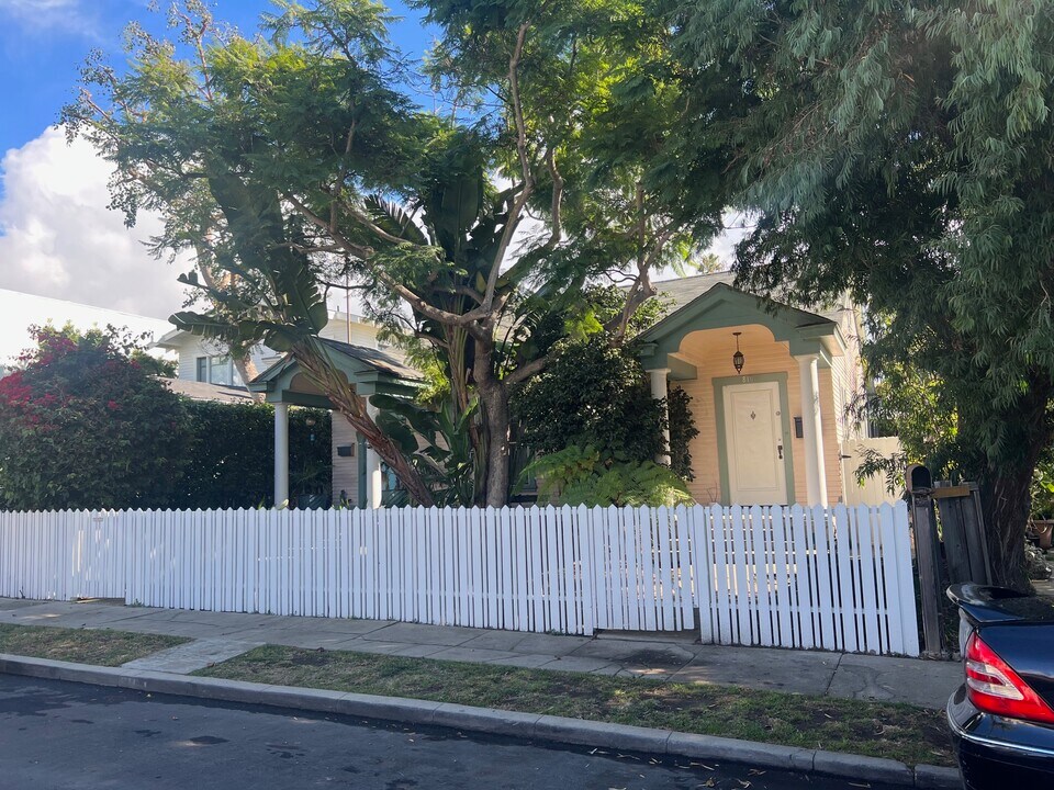 810 Crestmoore Pl, Unit 1 in Venice, CA - Building Photo