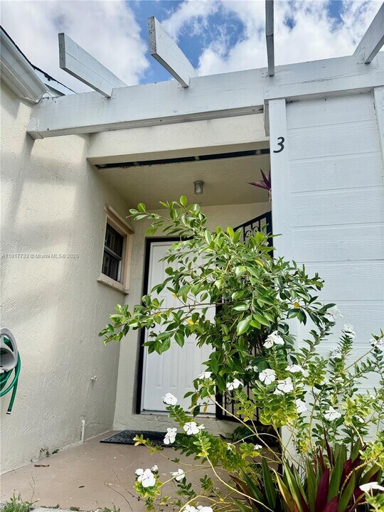 807 NE 214th Ln in Miami, FL - Building Photo