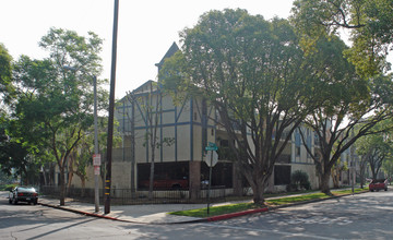 Wellington Court Apartments in Santa Ana, CA - Building Photo - Building Photo