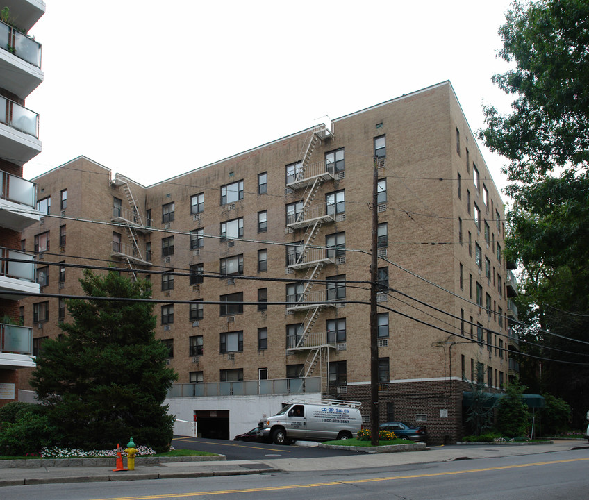 Fenimore House in Hartsdale, NY - Building Photo