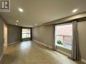5715 Prairie Cir in Mississauga, ON - Building Photo - Building Photo