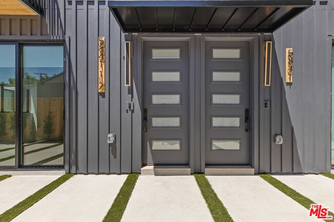 5841 Kester Ave in Los Angeles, CA - Building Photo - Building Photo