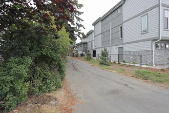 944 Dunford Ave in Langford, BC - Building Photo - Building Photo