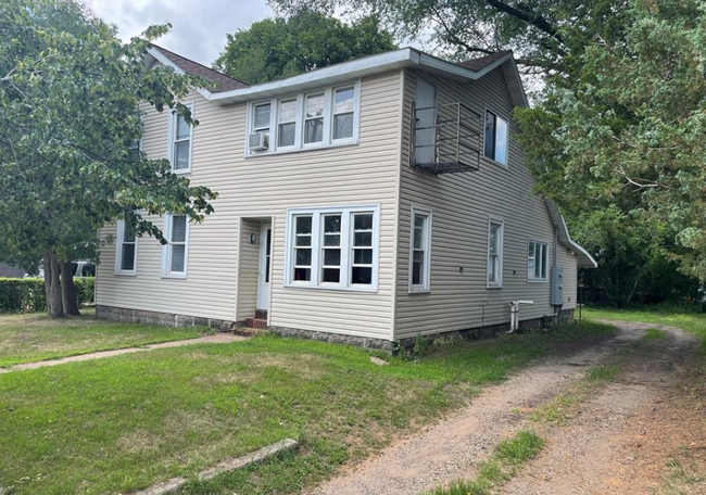 1162 E Madison St, Unit 2 in Eau Claire, WI - Building Photo - Building Photo