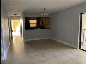 1455 Lake Crystal Dr in West Palm Beach, FL - Building Photo - Building Photo