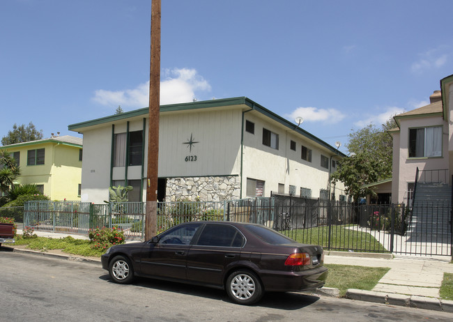 6123 Romaine St in Los Angeles, CA - Foto de edificio - Building Photo