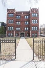 2457 W Logan Blvd, Unit G in Chicago, IL - Foto de edificio - Building Photo