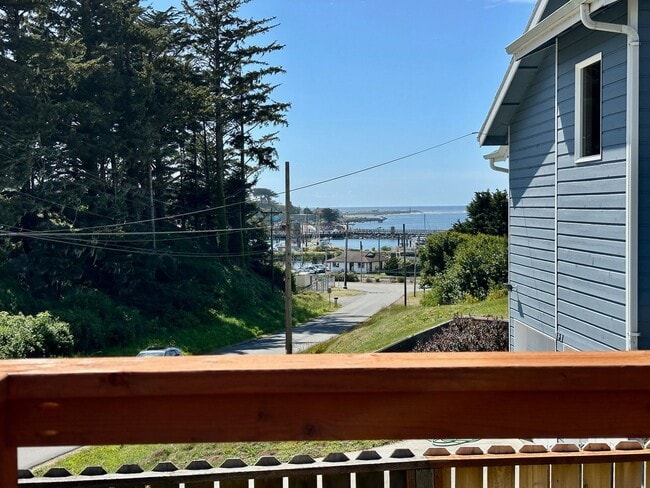 743 Caroline St SE in Bandon, OR - Building Photo - Building Photo
