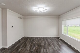 16619 Oakwood Dr in Urbandale, IA - Building Photo - Building Photo