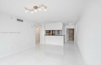 31 SE 5th St, Unit 3210 in Miami, FL - Building Photo - Building Photo
