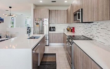 7205 NW 103rd Path in Doral, FL - Building Photo - Building Photo