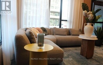 720 Whitlock Ave in Milton, ON - Building Photo - Building Photo