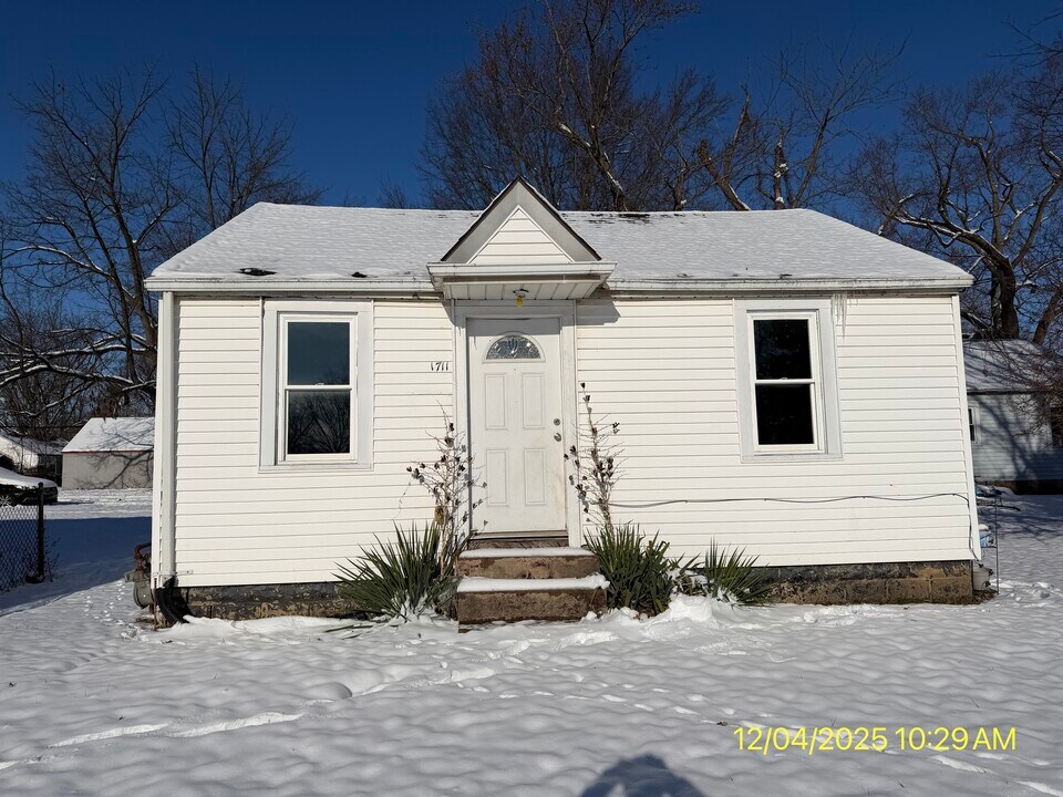 1711 E Lynn St in Anderson, IN - Foto de edificio