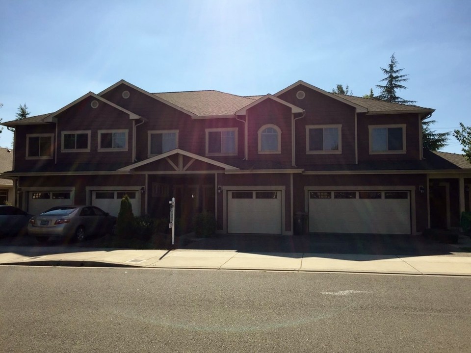 Sequoia Village in Grants Pass, OR - Foto de edificio