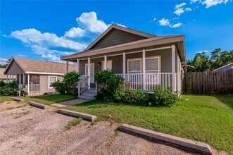 121 Varsity Dr in Huntsville, TX - Building Photo - Building Photo