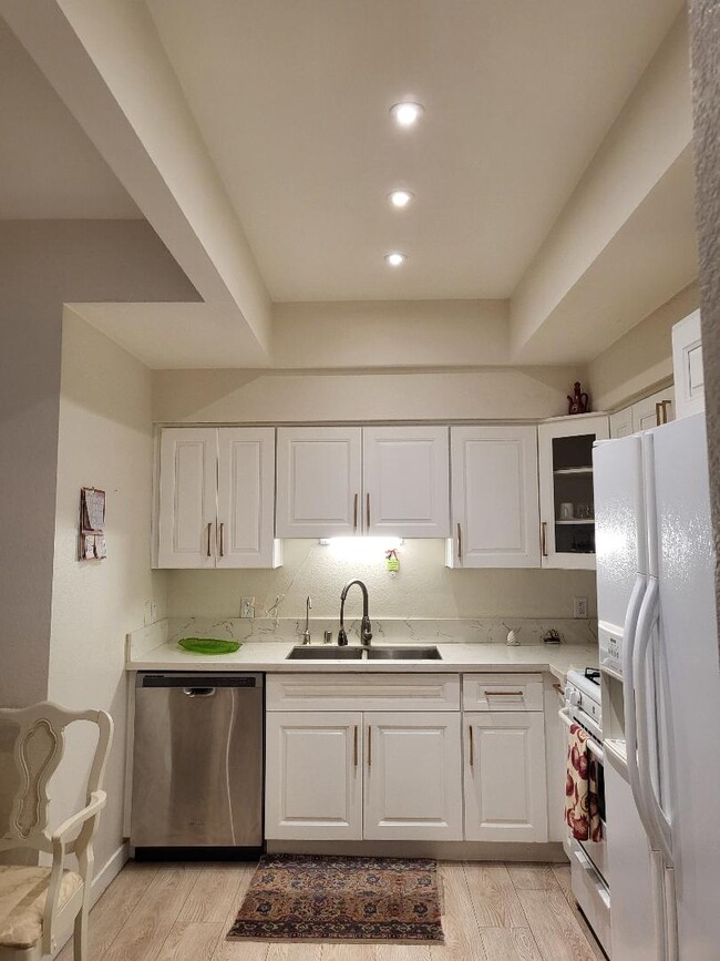 5420 Sylmar Ave, Unit 113 in Van Nuys, CA - Building Photo - Building Photo