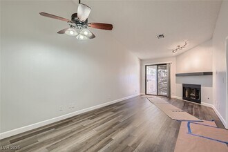225 Crosswind Way in Las Vegas, NV - Foto de edificio - Building Photo