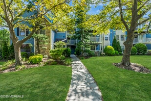 260 Crosspointe Dr in East Brunswick, NJ - Building Photo