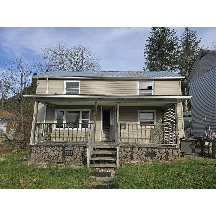 283 12th St in Rainelle, WV - Building Photo